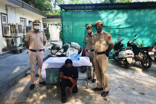 Sagarpur police arrested the crook involved in 55 cases in delhi