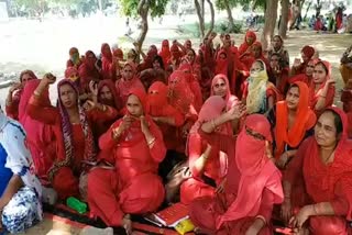 Asha Workers protest at Mandikhera government Hospital