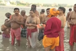 tarpan on occassion of mahalaya at jehana ghat