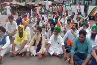 Farmers block roads in protest of agriculture ordinances