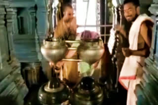 Patriarchal offerings of devotees at the Triveni Sangam in Kaleswaram