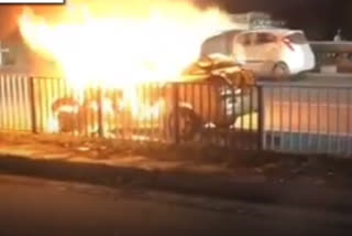 karnal latest news  car catches fire in Karnal  moving car suddenly caught fire  moving car fire Karnal  കര്‍ണാലില്‍ കാറിന് തീപിടിച്ചു  ഓടിക്കോണ്ടിരുന്ന കാറിന് തീപിടിച്ചു  ഹരിയാനയില്‍ കാര്‍ കത്തി  ഹരിയാനയിലെ പുതിയ വാര്‍ത്ത