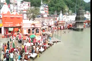 crowd-of-devotees-gathered-at-har-ki-pauri-on-occasion-of-pitra-amavasya