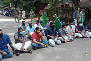 KT Jaleel resigns  Youth League activists block  highway at Nadapuram  കെ.ടി ജലീലിൻ്റെ രാജി  നാദാപുരത്ത് സംസ്ഥാന പാത ഉപരോധിച്ചു