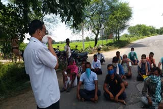 Farmers of Boudh district block National Highway no 57 for demanding fertilizer