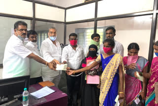 loan cheques distribution to womens at dubbaka in siddipeta district