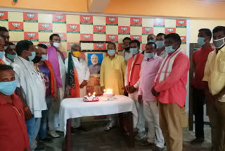 bjp volunteers celebrated pm narendra modi birthday, हजारीबाग में BJP कार्यकर्ताओं ने मनाया नरेंद्र मोदी का जन्मदिन