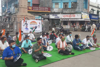 Congressmen protested against the central government by playing thali and bell