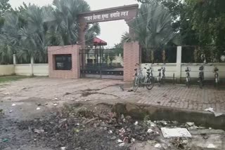 garbage at tomb of Lord Birsa Munda in ranchi, news of bhagwan birsa munda, Tomb of Lord Birsa Munda, भगवान बिरसा मुंडा की समाधि स्थल पर कचरे का अंबार, भगवान बिरसा मुंडा की समाधि स्थल, भगवान बिरसा मुंडा की खबरें