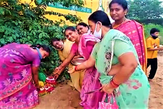 engili-pula-bathukamma-celebrations-started-in-mahabubabad