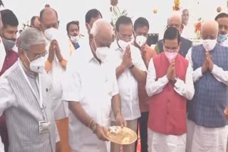 chief-minister-bs-yediyurappa-and-union-ministers-perform-puja-for-construction-work-of-cauvery-karnataka-bhavan