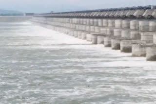 godavari is flooding as sixty gates of parvathy barrage are lifted