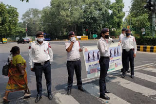 Delhi traffic police made people aware by conducting awareness campaign in Safdarjung area