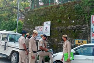 Sirmaur police cut challan for those who break traffic rules in nahan