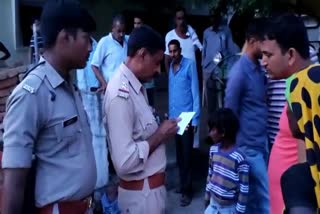 मौके पर घटना की जांच कर करती पुलिस.