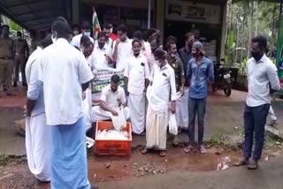 പേരാമ്പ്ര മത്സ്യ മാർക്കറ്റ് തുറക്കാത്ത നടപടി  യൂത്ത് കോൺഗ്രസ് പ്രതിഷേധം  കോഴിക്കോട്  Youth Congress protest