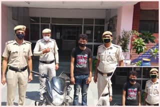 najafgarh-police-arrested-auto-lifter-stolen-motorcycle-from-chawla-police-station-area