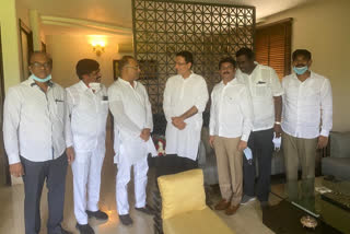 Dinesh Gundurao meets Congress leaders in Delhi