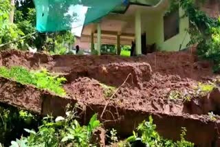 The wall collapsed in heavy rain  heavy rain news  കനത്ത മഴയില്‍ മതിലിടിഞ്ഞുവീണു  കനത്ത മഴ  കണ്ണൂര്‍ വാര്‍ത്തകള്‍