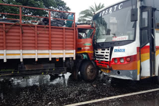 Road accident in puthalapattu- naidupeta highway in chittor