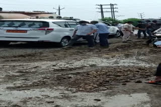 cm shivraj son Karthik car got stuck in mud