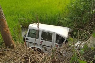 high-speed-car-fell-into-the-ditch-in-balrampur