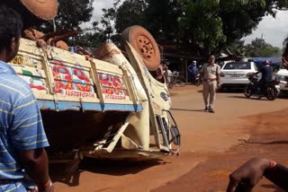 truck overturned on the fruit shop, 6 injured