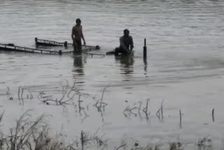 Laborers trapped in swollen river in burhanpur