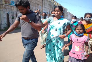 women drags her husband to police station