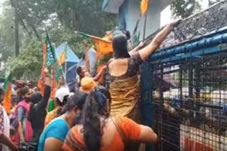 KT Jaleel resigns  Mahila Morcha marchesMahila Morcha marches  Kasargod Collectorate  കെ ടി ജലീലിന്‍റെ രാജി  കാസർകോട്‌  മഹിളാ മോർച്ച മാർച്ച്‌