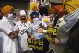Sikh Coordination Committee besieges the office of Shiromani Committee member Kulwant Manna