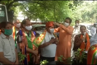 BJP councilor Kanika Jain distributed plants under Sewa Saptah program in Rithala