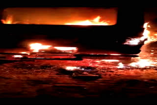 रायबरेली में दबंगो ने बुलेरो गाड़ी में लगाई आग