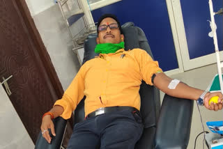 balrampur-collectorate-clerk-donated-blood