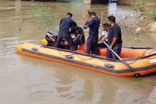 A young man jumped into the Vishwamitri river in Vadodara