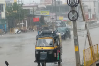 കോഴിക്കോട് കനത്ത മഴ  കോഴിക്കോട് ജില്ലയിൽ മഴ തുടരുന്നു  ബംഗാൾ ഉൾക്കടലിൽ ന്യൂനമർദം  കോഴിക്കോട് മഴ അപ്‌ഡേറ്റ്സ്  heavy rain kozhikode  heavy rain in kozhikode  kozhikode rain update  orange alert in kozhikode