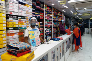 shopkeepers giving customers discount and sale at lajpat nagar market in delhi during corona