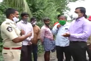 nellore collector chakradhar babu visit flood prone village