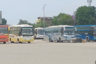 people and staffs in problem due to closed inter state bus services from ranchi, दूसरे राज्यों के लिए बस नहीं चलने से यात्री-कर्मचारी परेशान