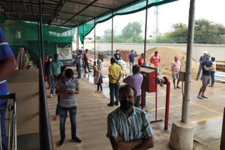 huge crowd in ration shops due to lockdown in raipur