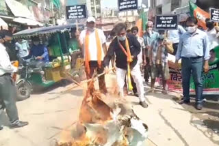 BJP workers burnt effigy of AAP MLA Naresh Balyan in Uttam Nagar