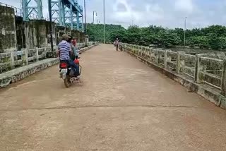 people-quarrel-while-having-a-picnic-at-dryangala-barrage-in-dongargaon