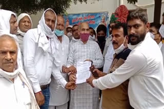 villagers gave memorandum to moolchand sharma against joining Faridabad Municipal Corporation