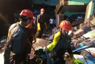 Five dead in Bhiwandi building collapse  Bhiwandi building collapse  താനെ  മഹാരാഷ്ട്ര  മൂന്ന് നില കെട്ടിടം തകര്‍ന്നു  ഭിവണ്ടി  NDRF  building collapse