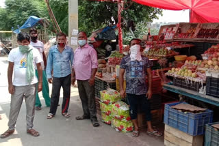 Fruit sellers undergoing economic recession in delhi