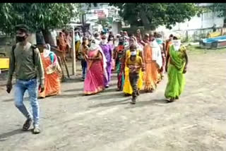 Women opened front regarding alcohol ban, reached SDM office and submitted memorandum to Governor