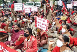 protest  over government plans to start LKG and UKG in government school