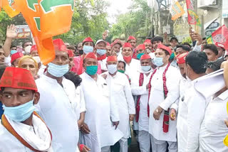 sp workers protested in sant kabir nagar