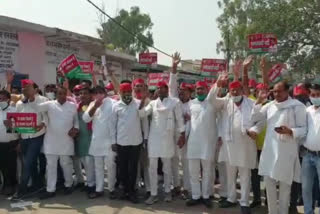 Samajwadi Party workers protest at Dadri Tehsil