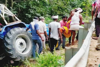 High speed tractor trolley overturned in satna